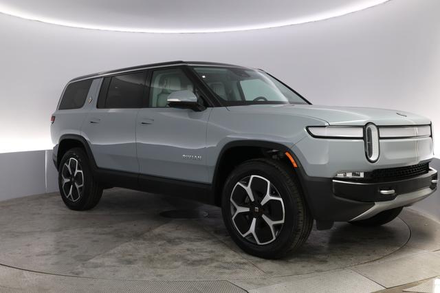 2024 Rivian R1S — photo 10 of 21