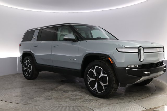 2024 Rivian R1S — photo 10 of 21
