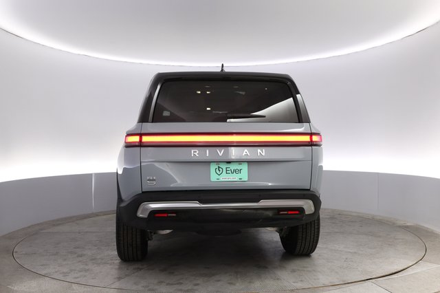 2024 Rivian R1S — photo 12 of 21