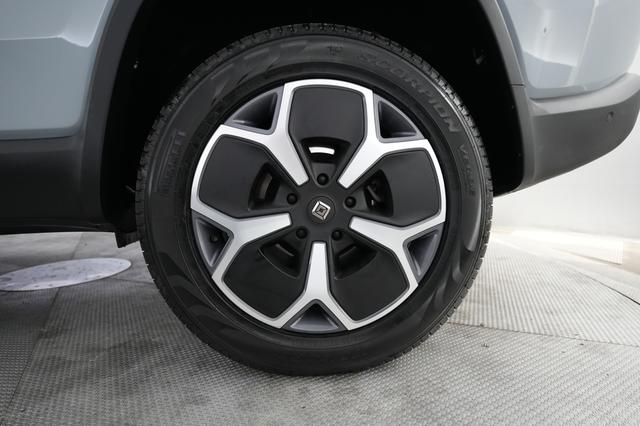 2024 Rivian R1S — photo 7 of 21