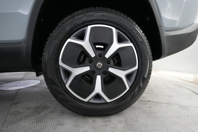 2024 Rivian R1S — photo 7 of 21