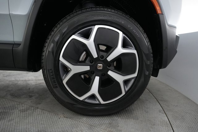 2024 Rivian R1S — photo 17 of 21