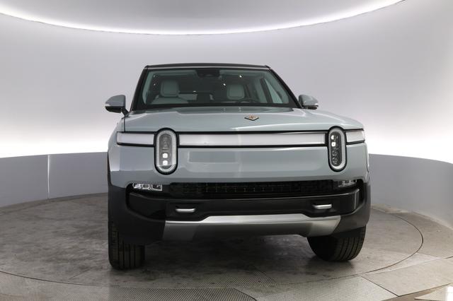 2024 Rivian R1S — photo 9 of 21