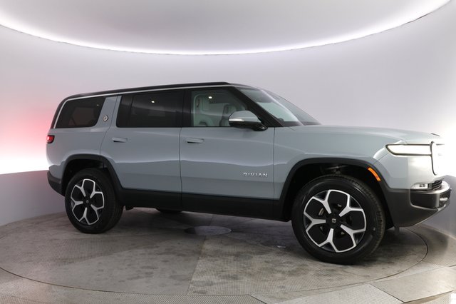 2024 Rivian R1S — photo 11 of 21