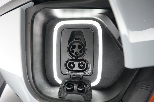 2024 Rivian R1S — photo 8 of 21