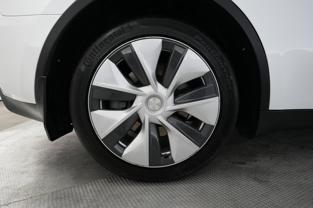 2024 Tesla Model Y — photo 17 of 21
