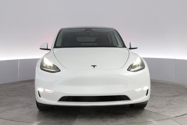 2024 Tesla Model Y — photo 9 of 21