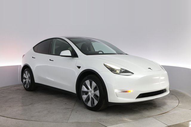 2024 Tesla Model Y — photo 10 of 21