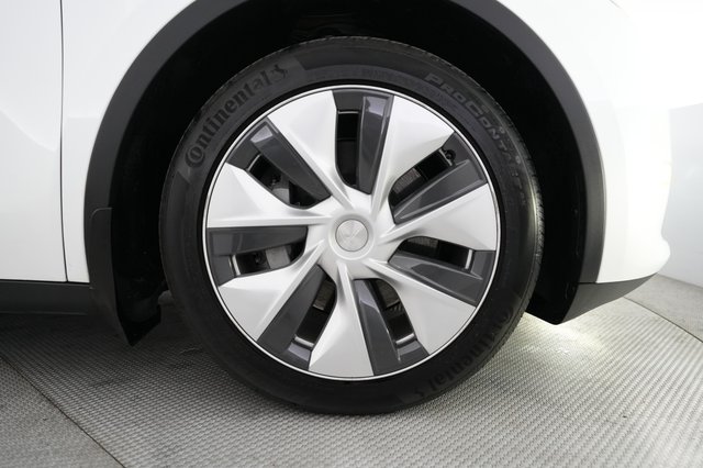 2024 Tesla Model Y — photo 16 of 21