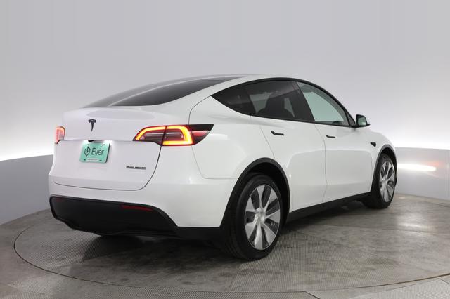 2024 Tesla Model Y — photo 2 of 21