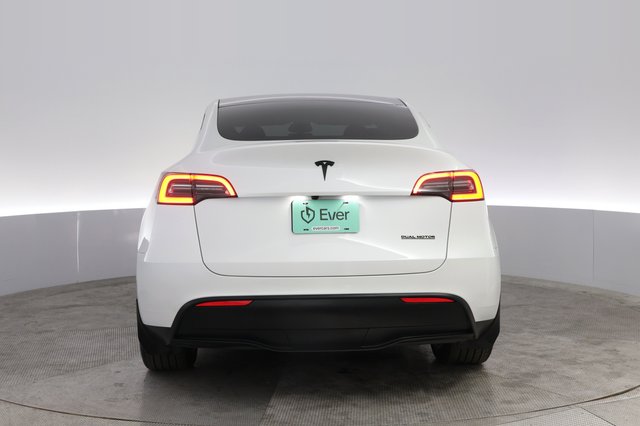 2024 Tesla Model Y — photo 12 of 21
