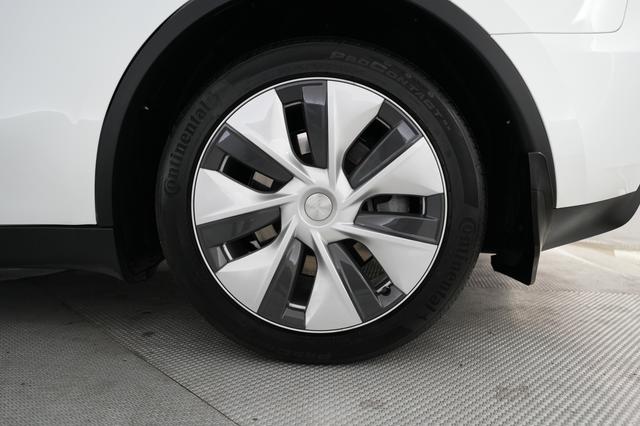 2024 Tesla Model Y — photo 7 of 21