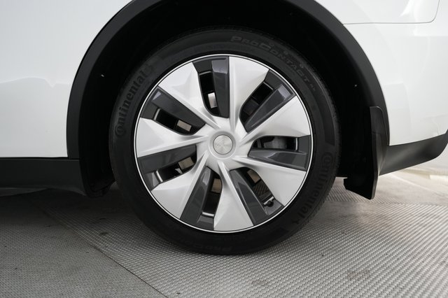 2024 Tesla Model Y — photo 7 of 21