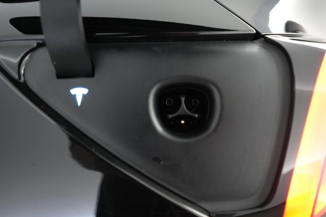 2025 Tesla Model Y — photo 8 of 22
