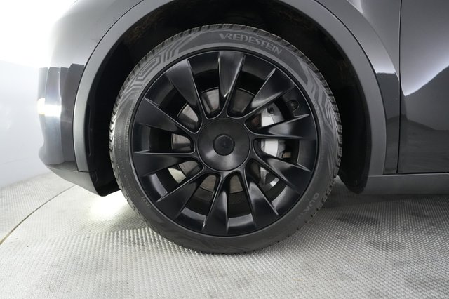 2025 Tesla Model Y — photo 15 of 22