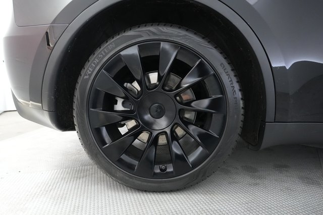 2025 Tesla Model Y — photo 17 of 22