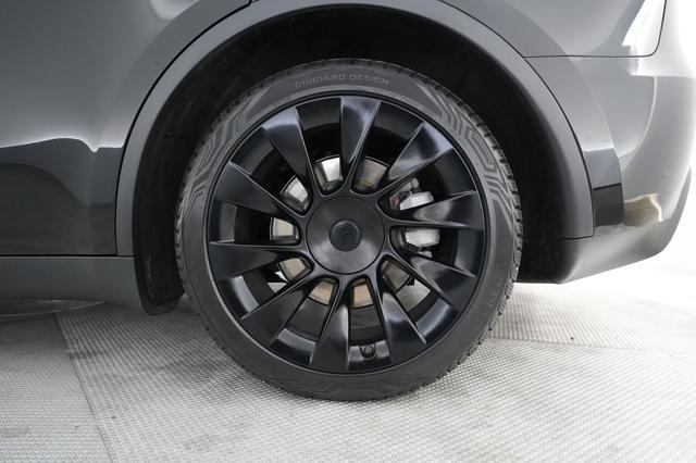 2025 Tesla Model Y — photo 7 of 22
