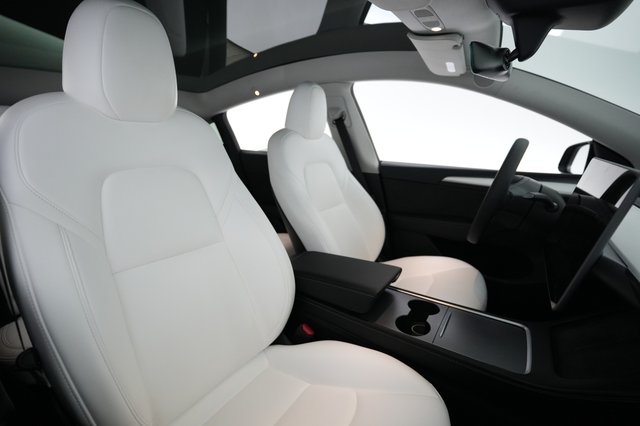 2025 Tesla Model Y — photo 18 of 22