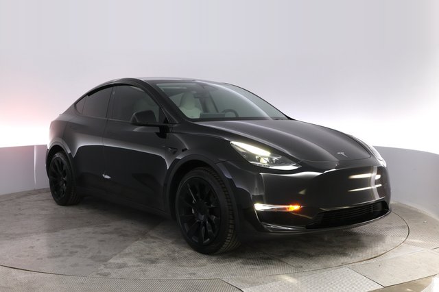 2025 Tesla Model Y — photo 10 of 22