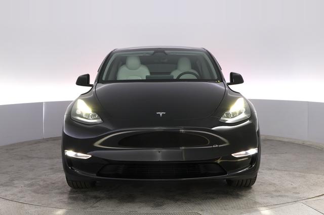 2025 Tesla Model Y — photo 9 of 22