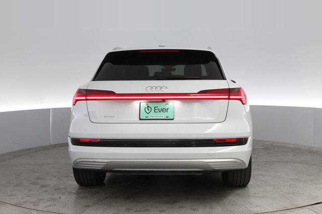 2019 Audi e-tron — photo 12 of 21