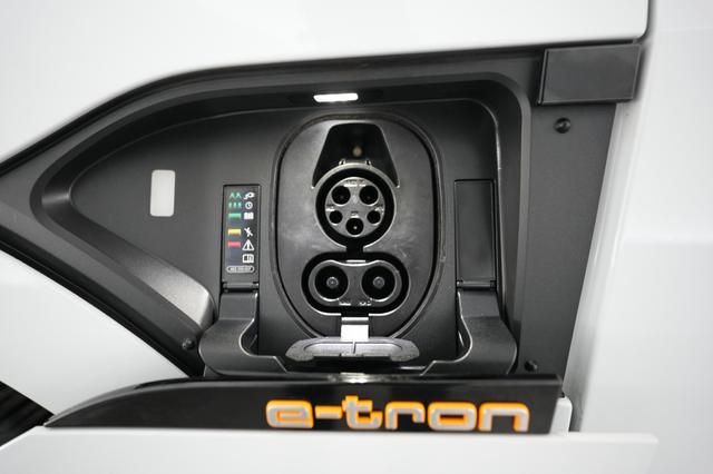 2019 Audi e-tron — photo 8 of 21