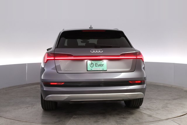 2019 Audi e-tron — photo 12 of 22