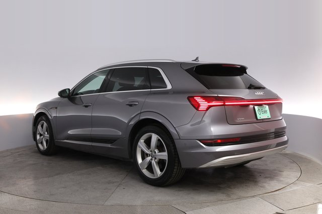 2019 Audi e-tron — photo 13 of 22