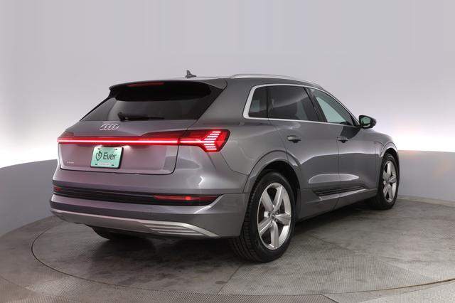 2019 Audi e-tron — photo 2 of 22
