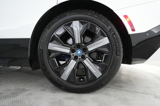 2022 BMW iX — photo 7 of 20