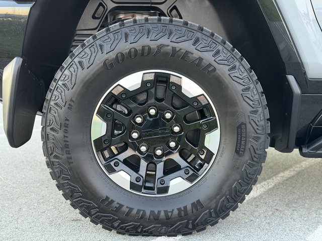 2024 GMC Hummer EV SUV — photo 7 of 33