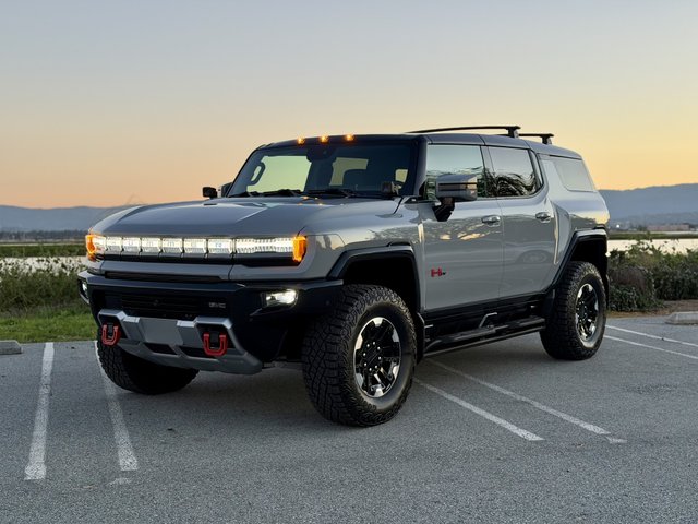 2024 GMC Hummer EV SUV — photo 10 of 33