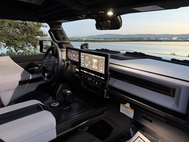 2024 GMC Hummer EV SUV — photo 24 of 33
