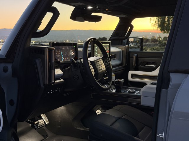 2024 GMC Hummer EV SUV — photo 21 of 33