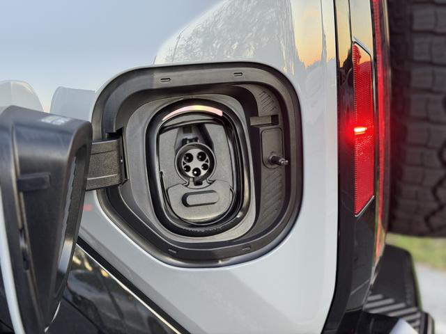 2024 GMC Hummer EV SUV — photo 8 of 33