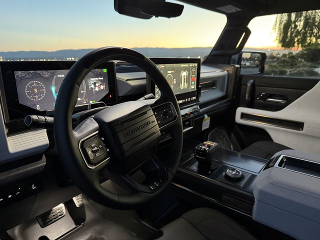 2024 GMC Hummer EV SUV — photo 22 of 33