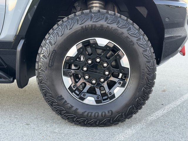 2024 GMC Hummer EV SUV — photo 18 of 33