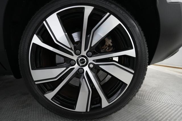 2021 Volvo XC40 Recharge — photo 7 of 22