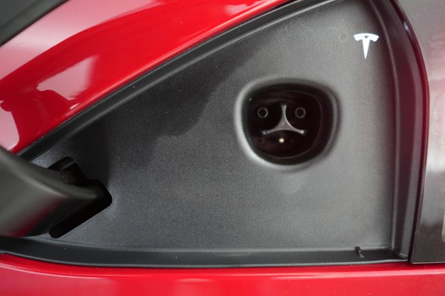 2022 Tesla Model S — photo 8 of 22
