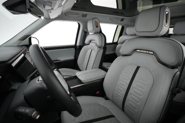 2024 Rivian R1S — photo 3 of 21