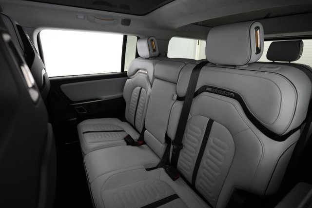 2024 Rivian R1S — photo 19 of 21