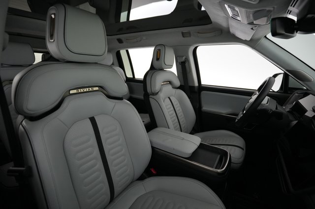 2024 Rivian R1S — photo 18 of 21