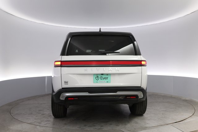 2024 Rivian R1S — photo 12 of 21