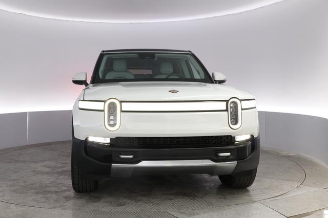 2024 Rivian R1S — photo 9 of 21