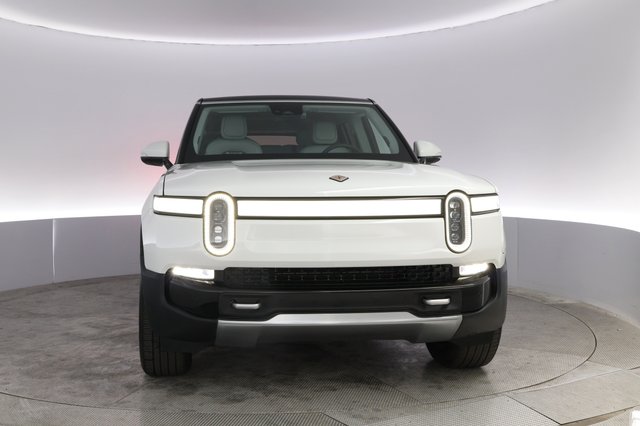 2024 Rivian R1S — photo 9 of 21