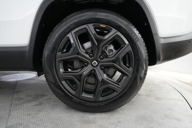 2024 Rivian R1S — photo 7 of 21