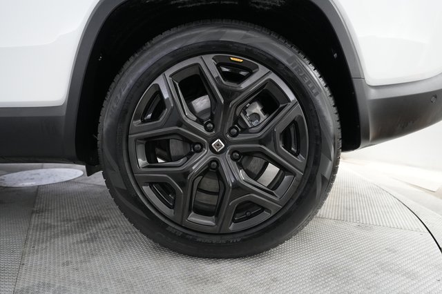2024 Rivian R1S — photo 7 of 21