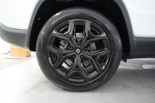 2024 Rivian R1S — photo 17 of 21