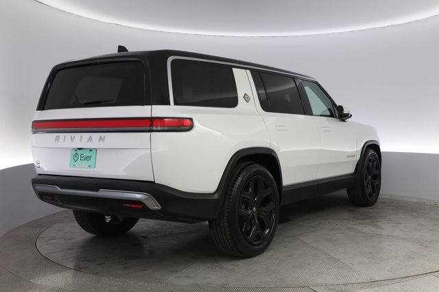 2024 Rivian R1S — photo 2 of 21