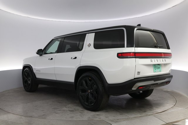 2024 Rivian R1S — photo 13 of 21